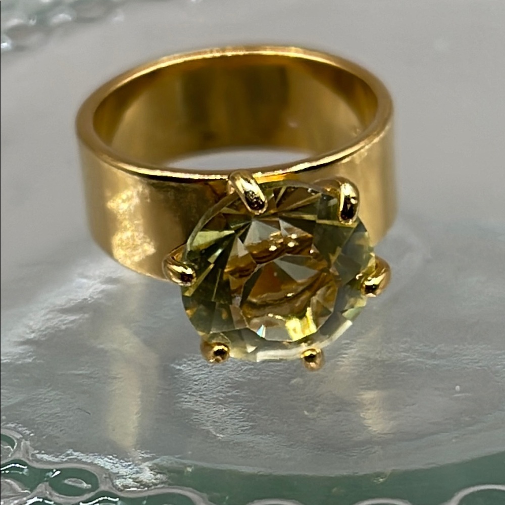 Gorgeous Gold tone Ring with Green Gemstone solitaire chunky band Sz 6